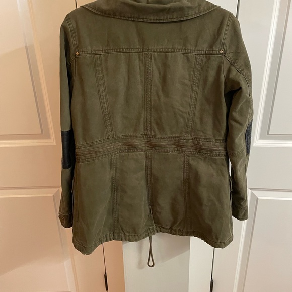 Like new green military jacket with detachable fur collar - Picture 5 of 8